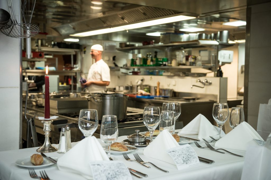 Ein gedeckter Tisch wartet auf seine Gäste in einer der Küchen vom Kitchen Around