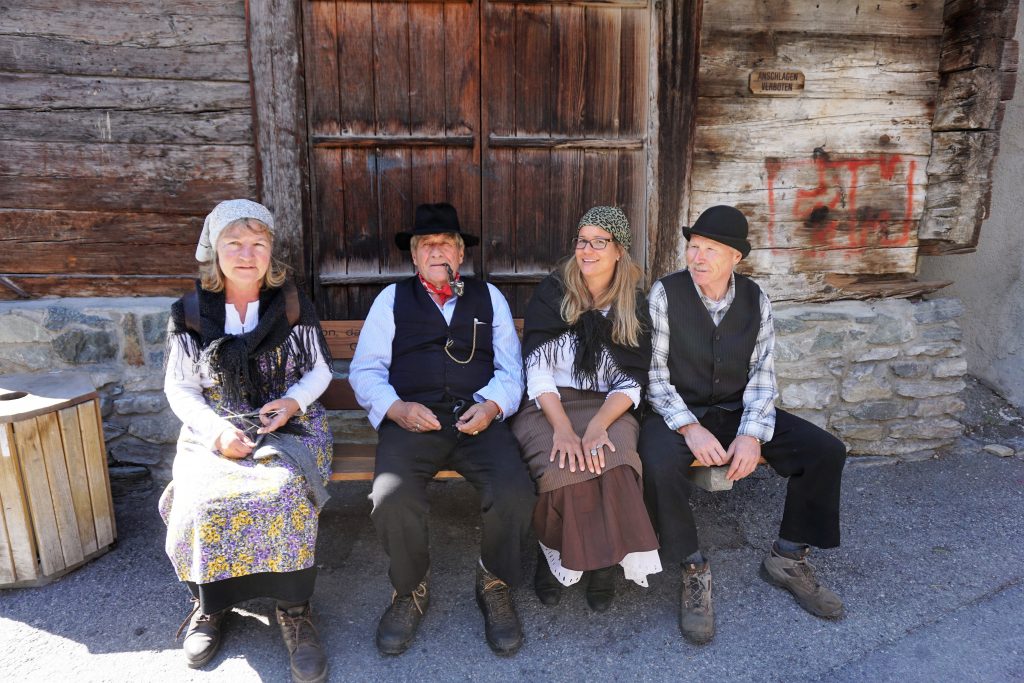 Bauern und Baeuerinnen vor 100 Jahren in Zermatt beim Dorfrundgang