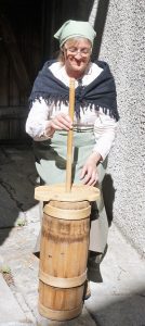 Baeuerin bei der Butterherstellung in Zermatt vor 100 Jahren beim Dorfrundgang