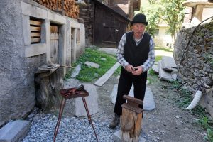 Werkzeugherstellung vor 100 Jahren in Zermatt beim Dorfrundgang