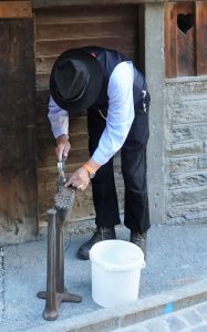Schuster bei der Arbeit vor 100 Jahren in Zermatt bei der Dorfrunde