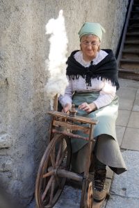 Baeuerin am Spinnrad in Zermatt beim Dorfrundgang