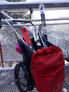 Skisportausrüstung beim Skifahren mit Kindern in Zermatt