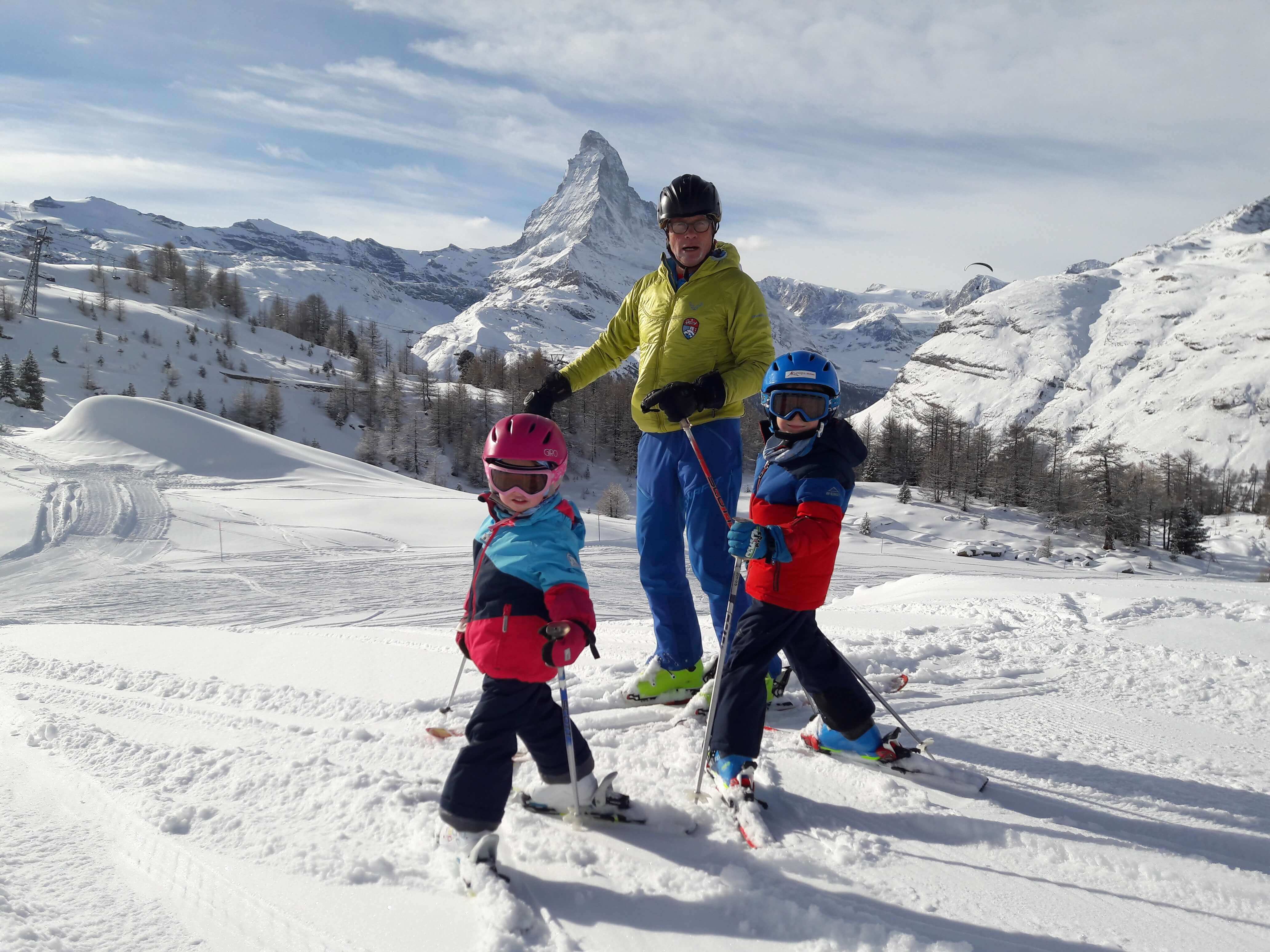Skifahren mit Familie in Zermatt mit Blick auf das Matterhorn