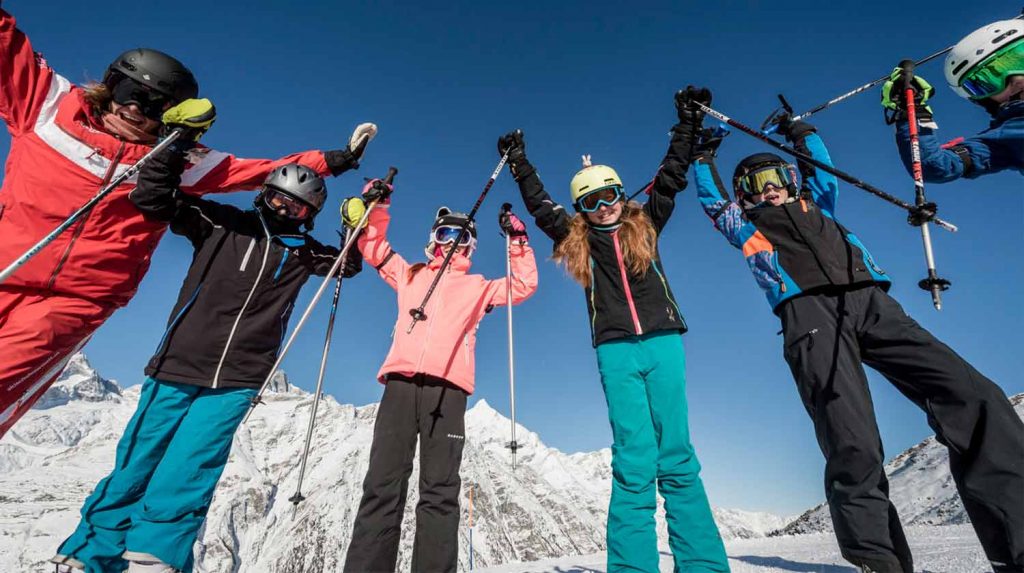 Zermatter mit Ski auf der Piste