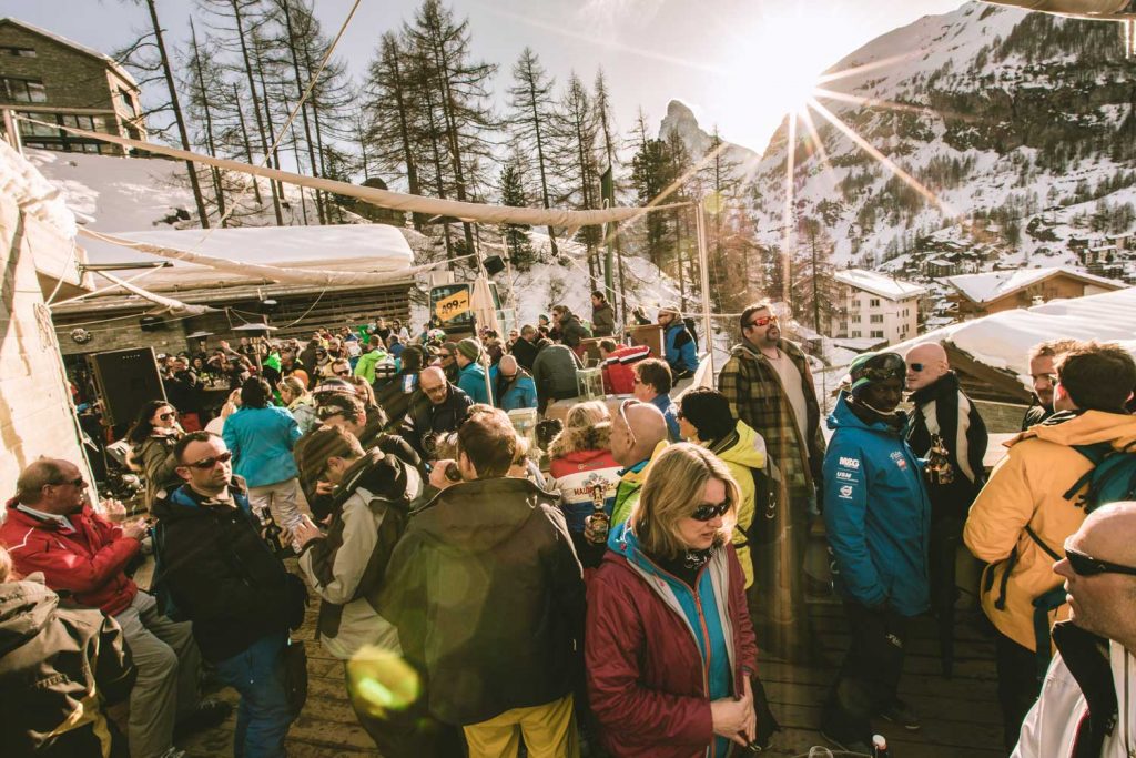 Nach dem Skifahren in die Après-Ski