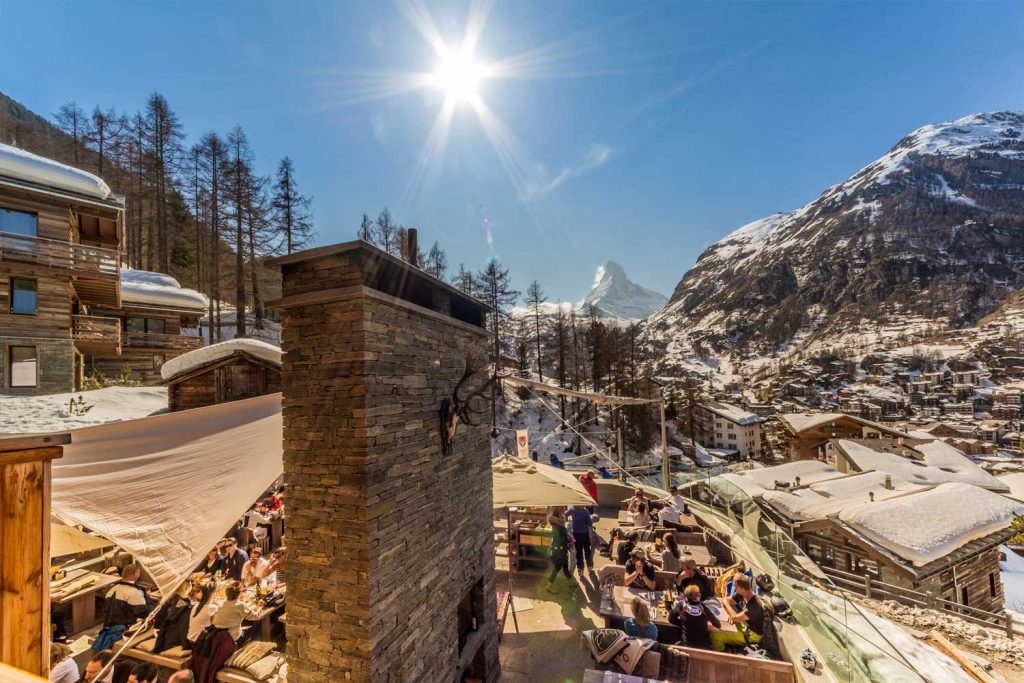 Après-Ski Bar mit Blick auf das Matterhorn