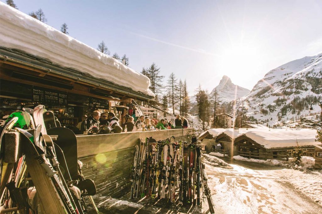 Après-Ski Bar, Ski ausgezogen