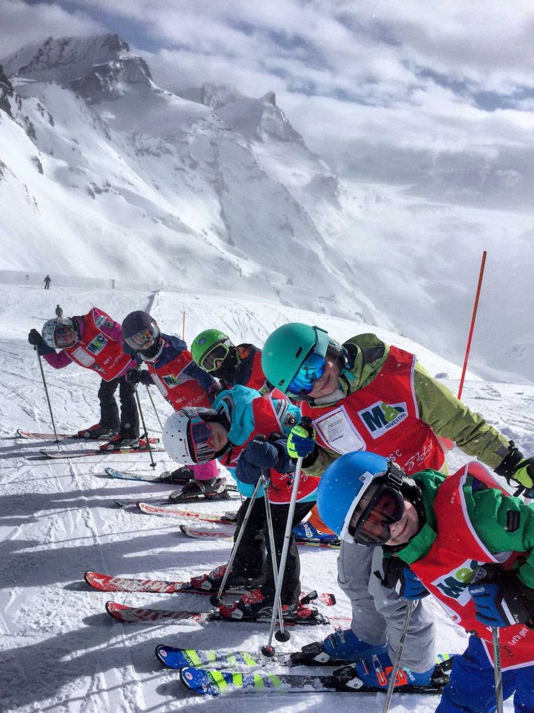 Kindergruppe beim Skifahren lernen