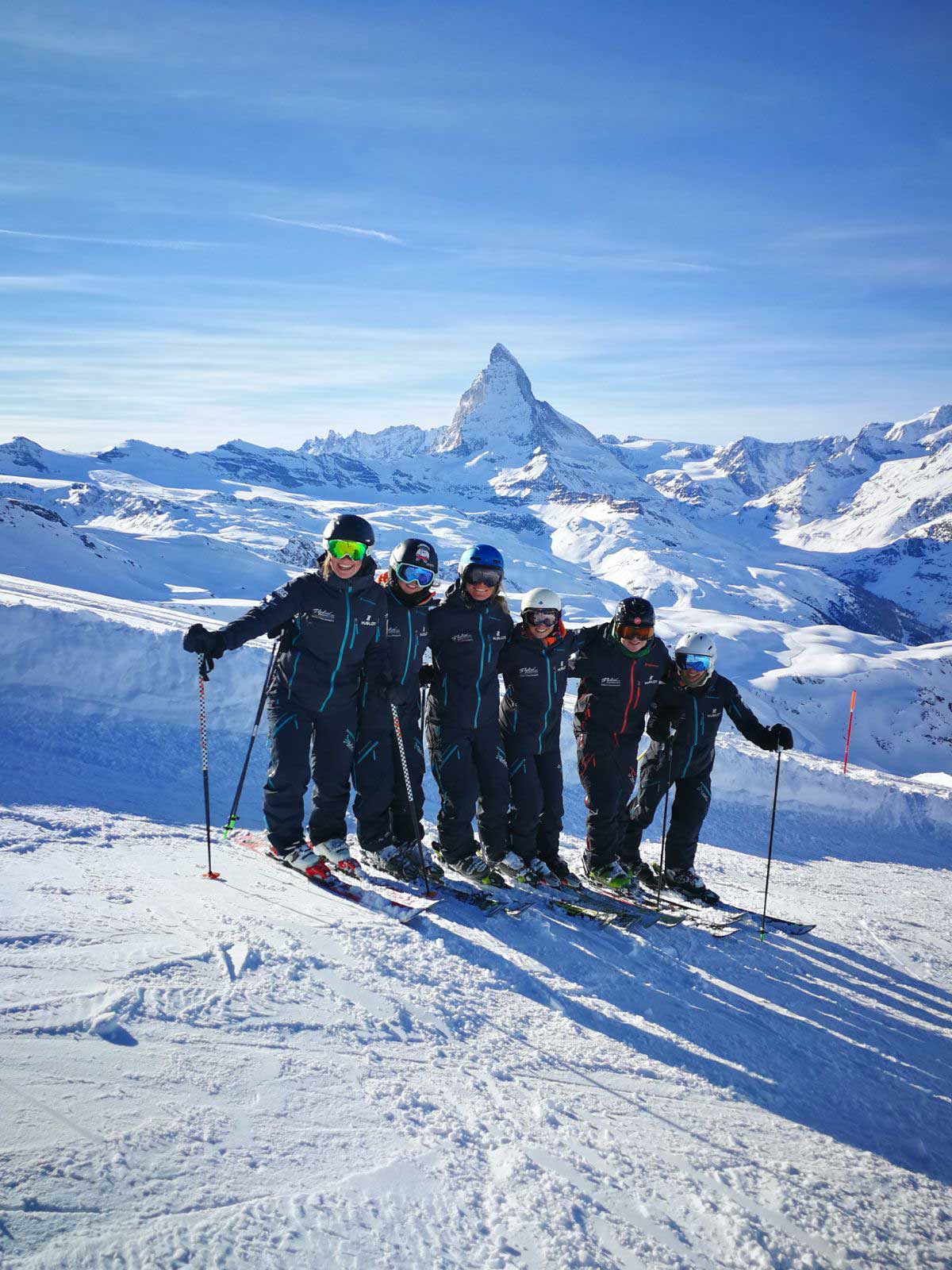 Skilehrer Team vor dem Matterhorn