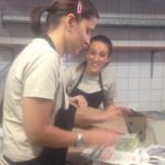 Mitarbeiter der Bäckerei Fuchs am Einpacken