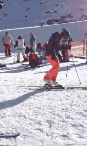 Person wirft Ski in einen Bus