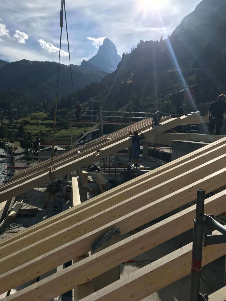 Dacharbeiten mit Blick auf Matterhorn