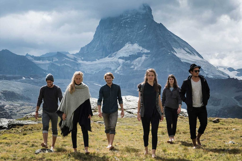 Band Mitglieder vor dem Matterhorn