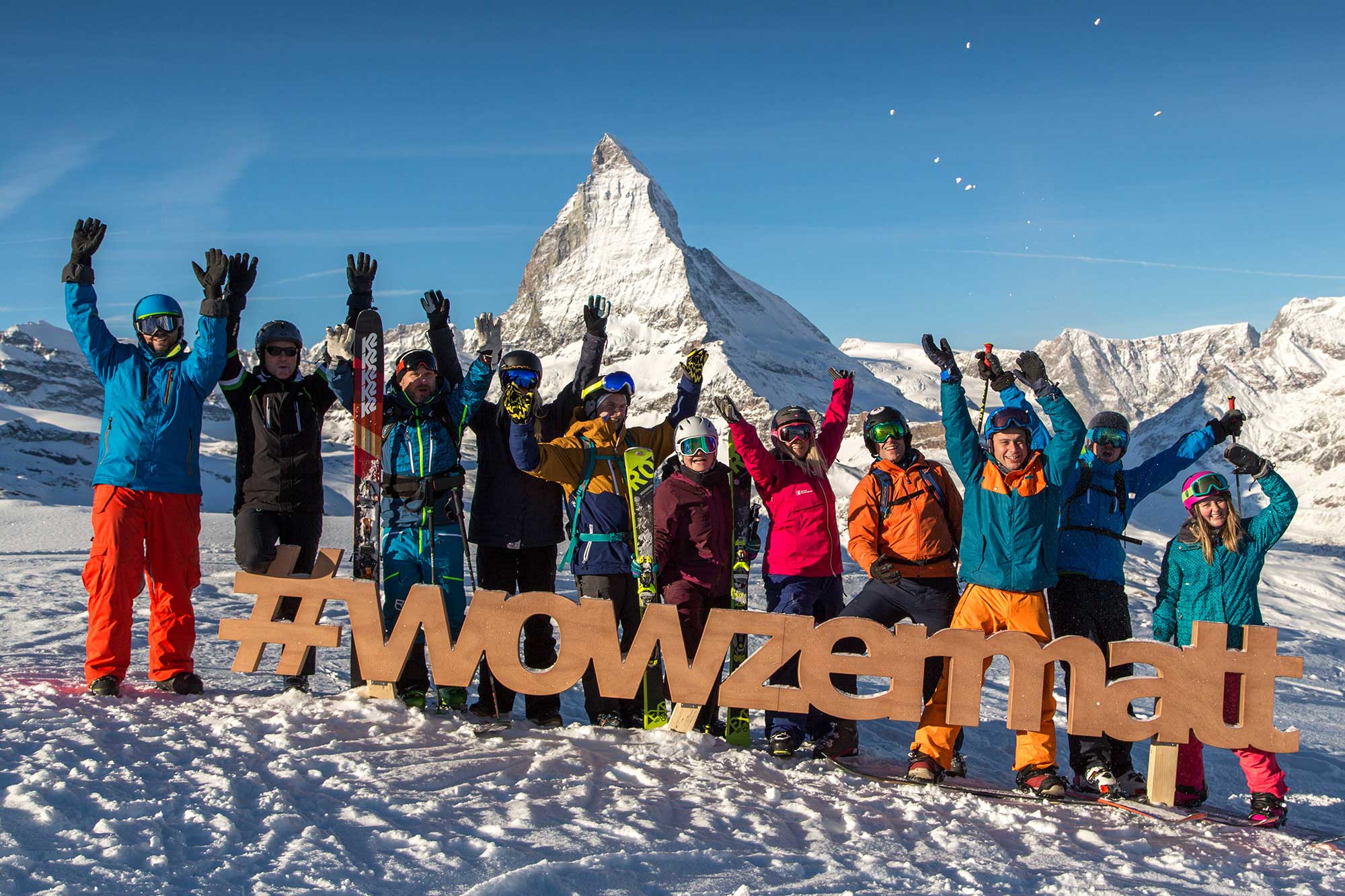 Menschen jubelnd vor dem Matterhorn