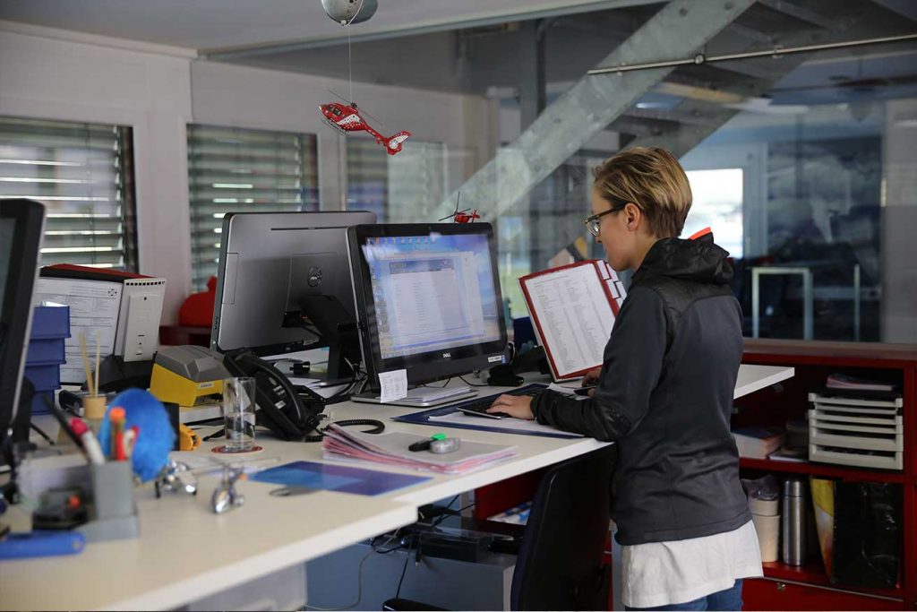 Frau in Zentrale von Air Zermatt