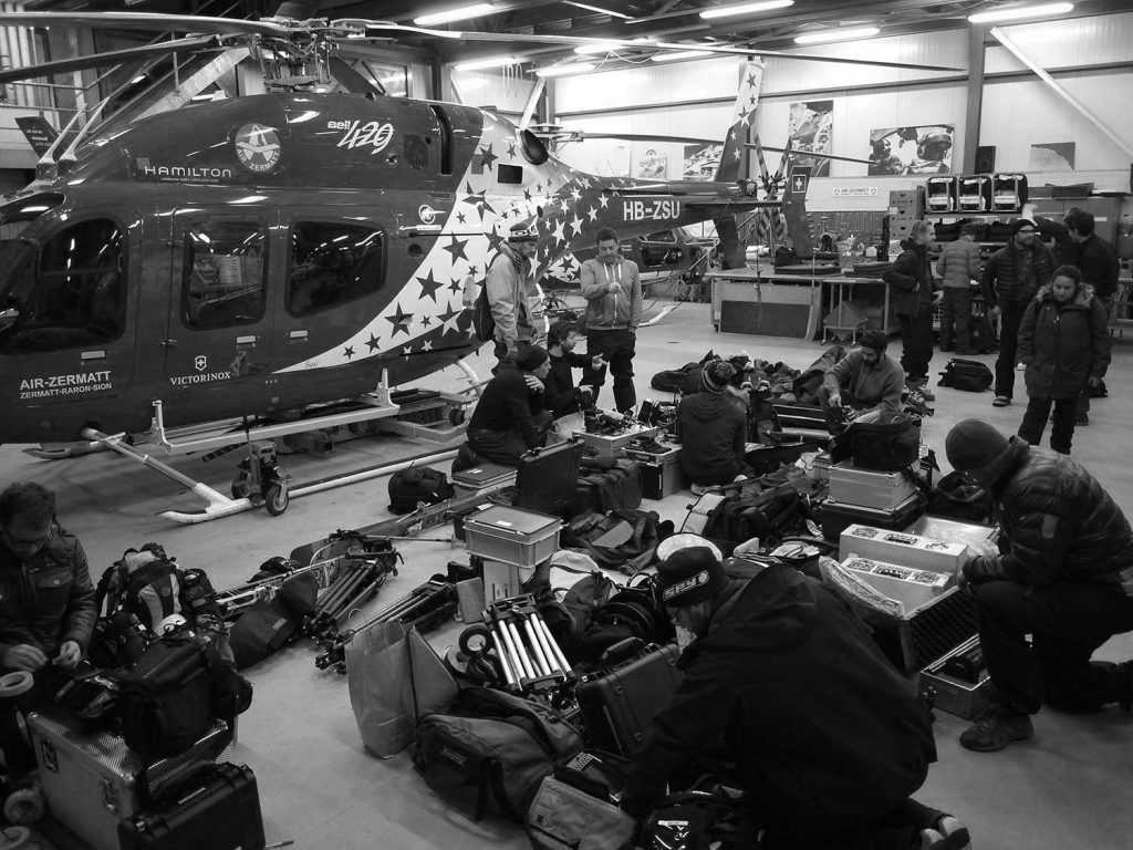 Air Zermatt Helikopter am Berg