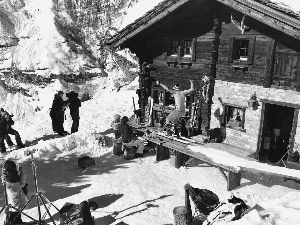 Mann fährt mit den Skiern auf dem Tisch