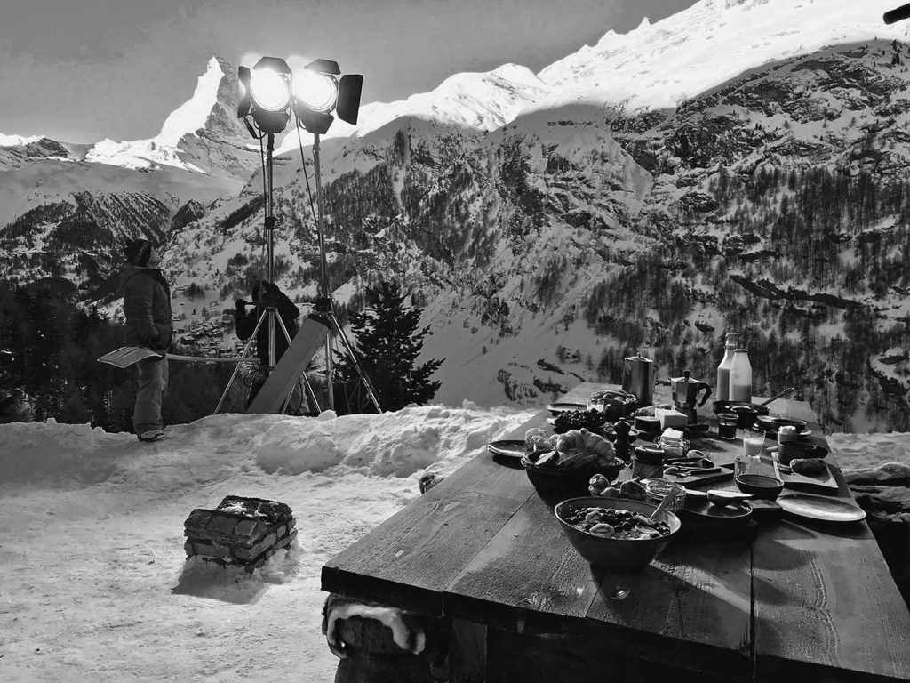 Bedeckter, beleuchteter Tisch vor einer Bergkulisse