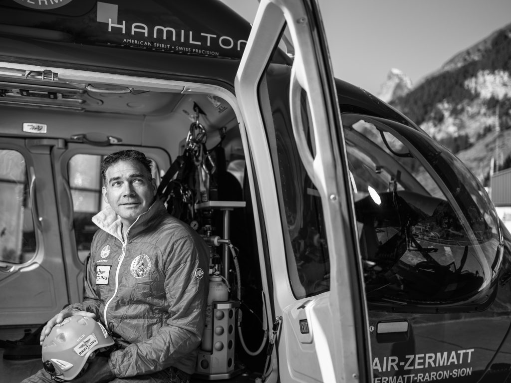 Anjan Truffer sitzt in einem Helikopter der Air Zermatt ©Air Zermatt