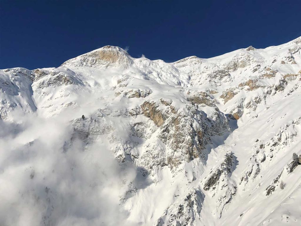 Staublawine kommt dem Berg hinunter