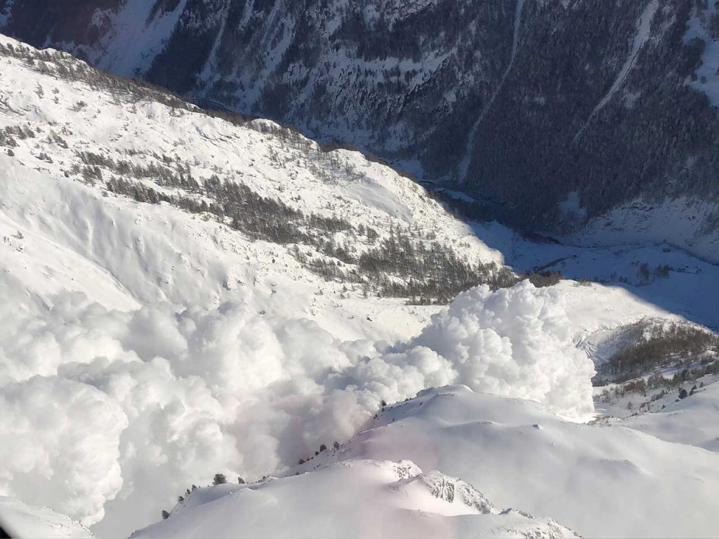 Schneelawine kommt den Berg herunter