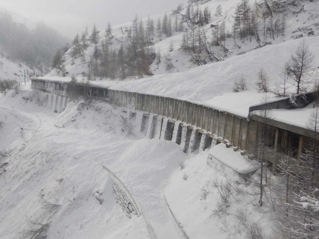 In Schnee verschütterter Strassentunnel