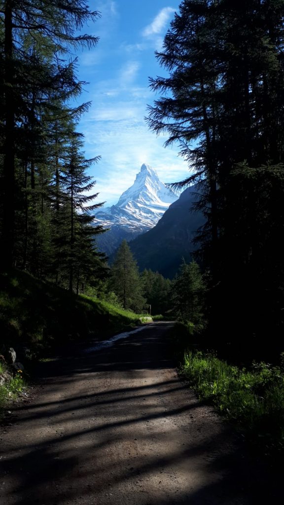 Strasse mit Blick auf das Matterhorn