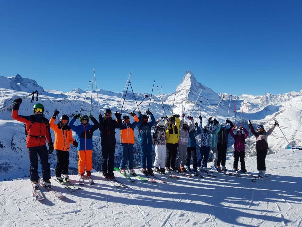 Gruppenfoto Schulklasse vor dem Matterhorn