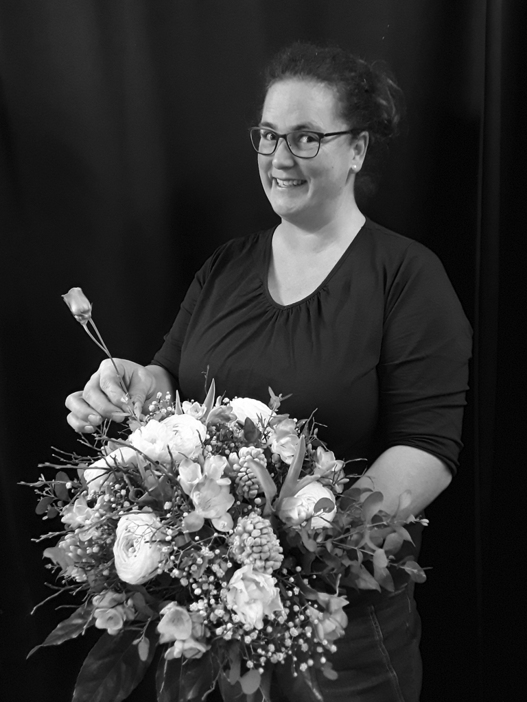 Ich beim Fertigstellen eines Bouquets. Wurde von meiner Lehrtochter Rebekka Biner fotografiert