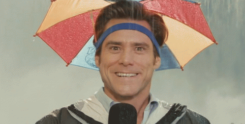 Mann steht im Regen mit Regenschirm am Kopf
