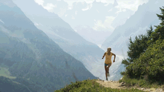 Frau joggt am Berg
