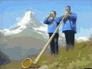 mann mit langer Trompete und mann mit Fernrohr vor dem Matterhorn