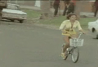 Mann will Frau mit dem Rad überholen und fährt in eine Auto rein