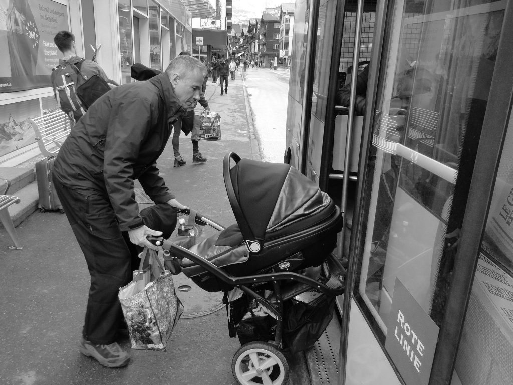 Asan hebt einen Buggy in den Bus