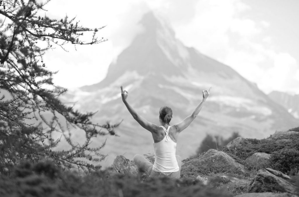 Anita macht Yoga vor dem Matterhorn