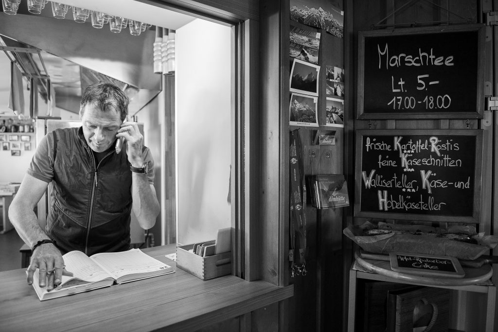 Telefondienst in der Hüttenküche, dem Herz der Hütte. © Micha Bardy