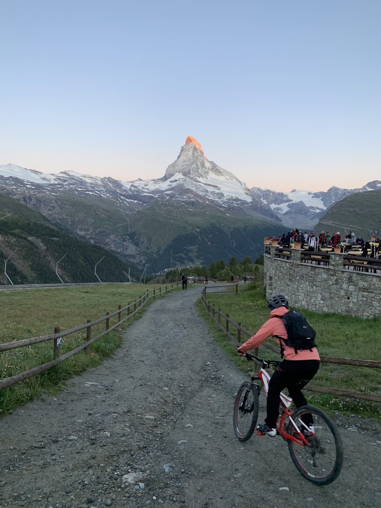 Biken in Zermatt am frühen Morgen 
