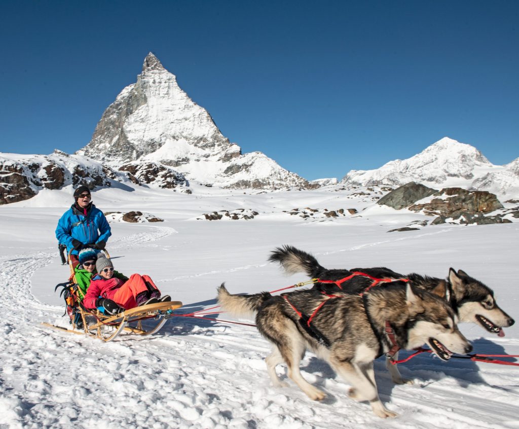 Husky-Schlittenfahrten vor dem Matterhorn