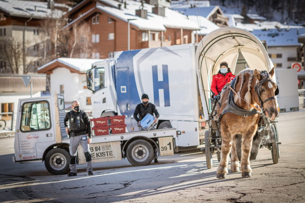 Benny läuft los mit der Kutsche durch Zermatt