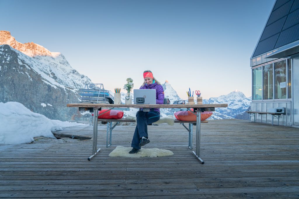 Homeoffice auf der Terrasse der Monte-Rosa Hütte