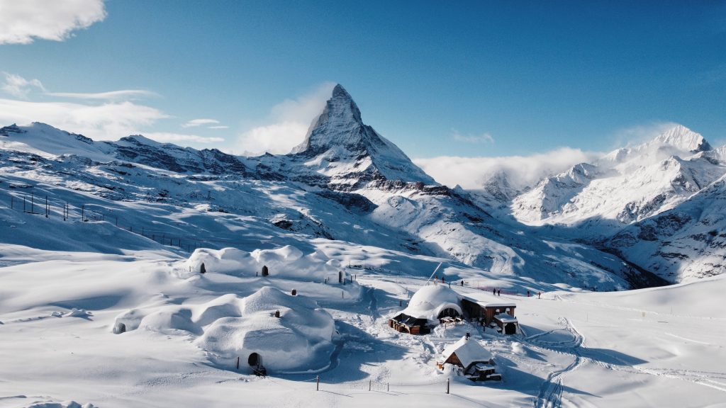 Iglu-Dorf Zermatt mit Matterhorn im Hintergrund