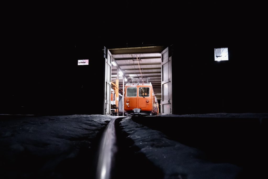 Die Schneeschleuder der GGB mit Triebwagen morgens im Depot in Zermatt