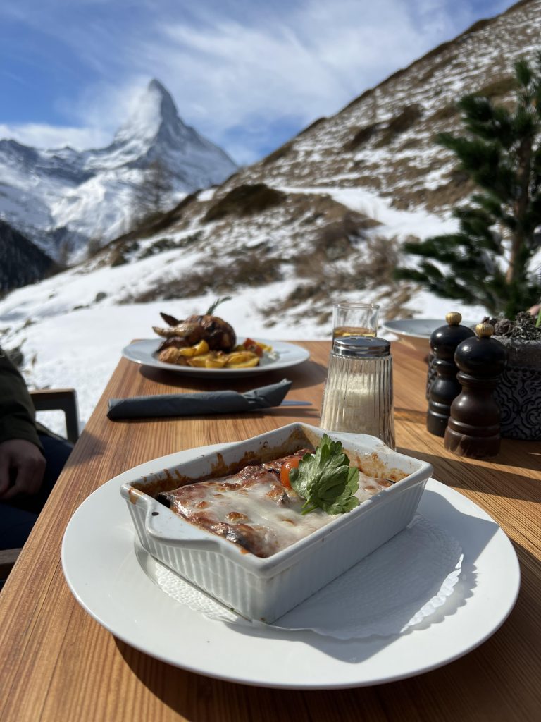 Mittagessen in einem Bergrestaurant