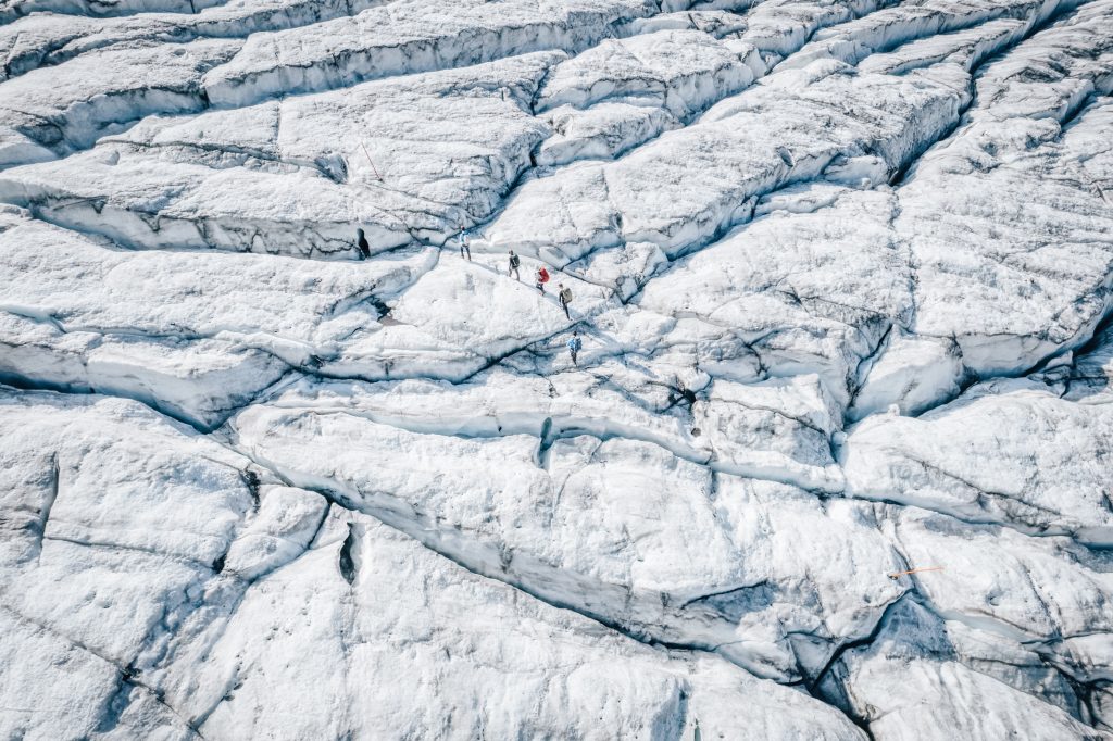 Bergsteigergruppe unterwegs auf dem Gornergletscher