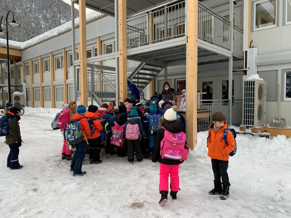 Kinder im Schulhausprovisorium