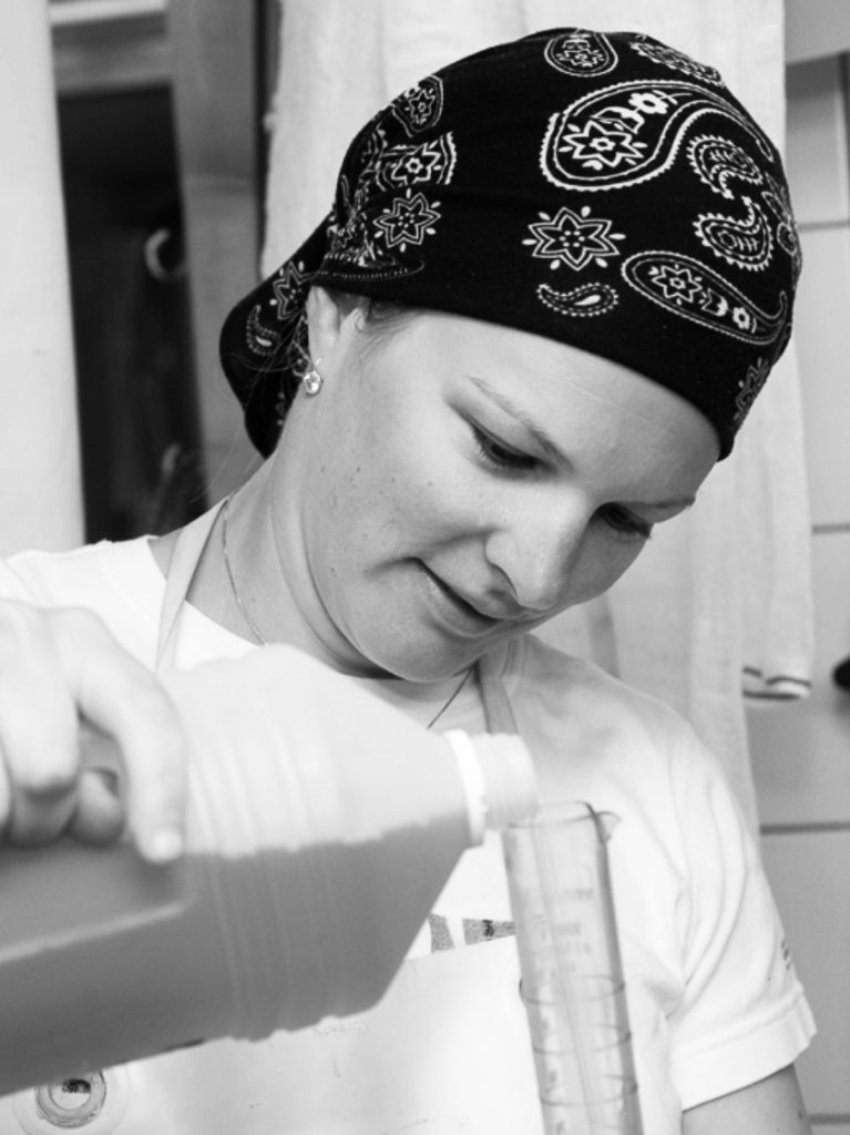 Mirjam in der Käserei, beim Abmessen vom „Lab“