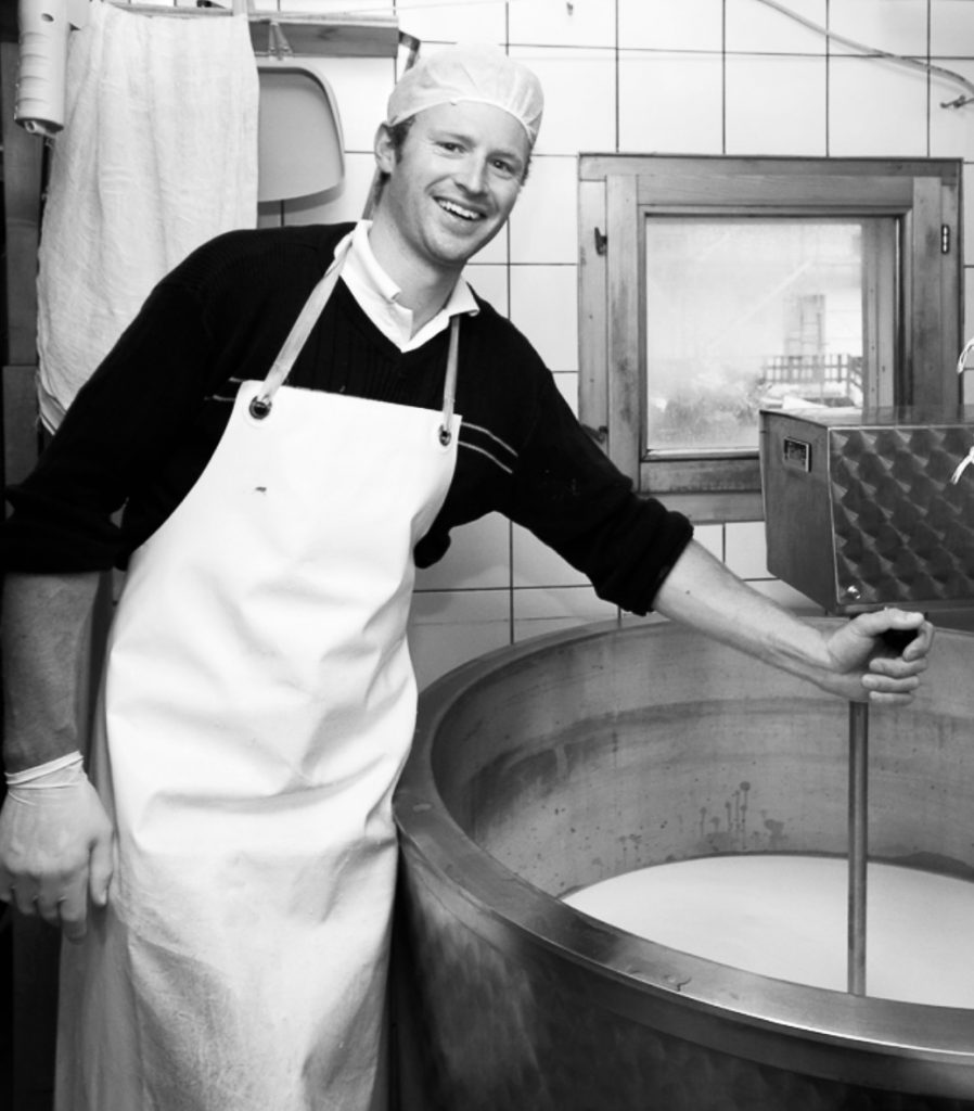 Reto beim Käsen, die Milch ist gerade am Aufwärmen
