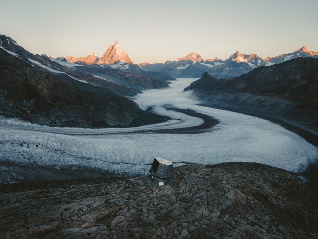 Monte Rosa Hütte mit dem Gletscher