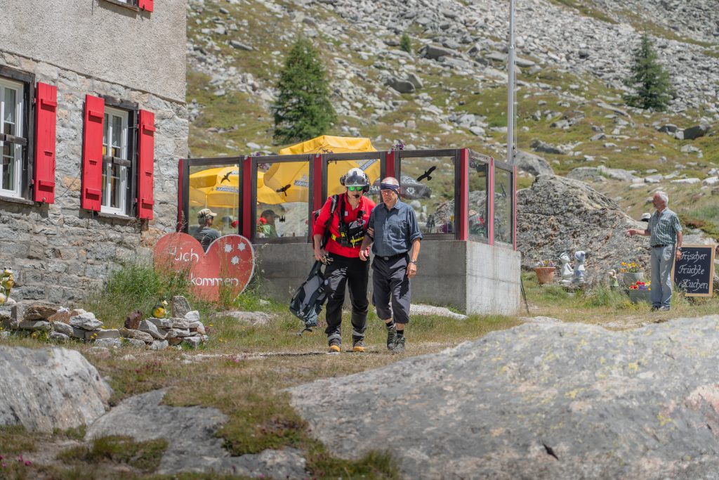 Patient wird auf der Berghütte abgeholt